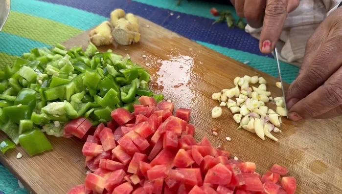 Peel the garlic and cut the ginger into small pieces. Cut the green chilies into small pieces.