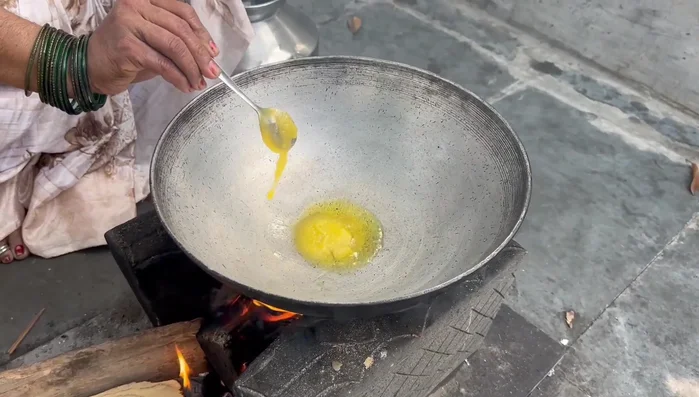 Heat ghee and a little oil in a pan. Add the chopped onions and fry until golden brown (about 10 minutes).