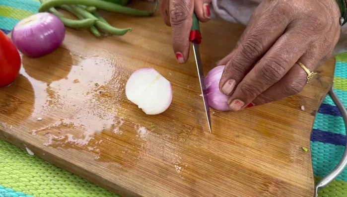 Finely chop the onion. Cut the tomatoes into two parts for making tomato gravy in a mixer.
