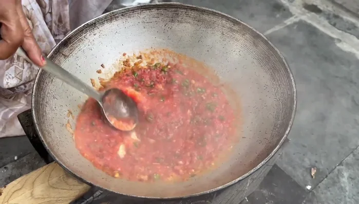 Add the prepared tomato gravy and cook until the water content evaporates.