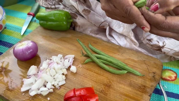 Remove the back and front parts of the beans and cut them into small pieces.
