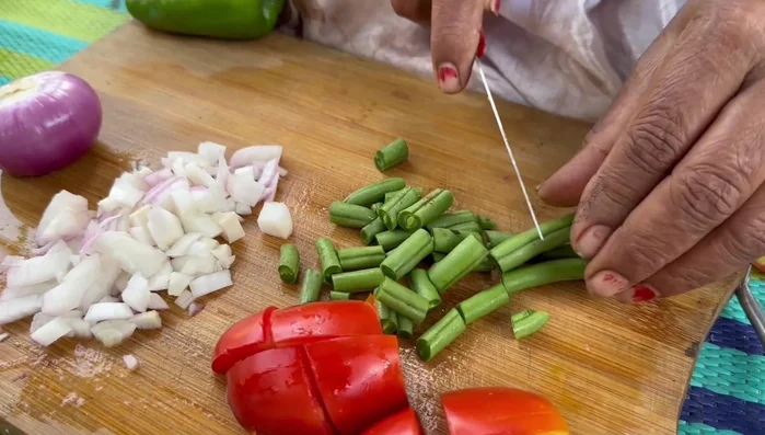 Cut the capsicum, broccoli, and carrots into small pieces.