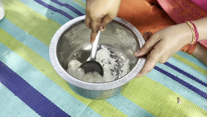 Add the washed chicken to the curd.