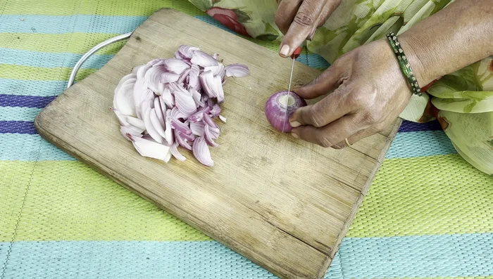 Finely chop the onions into long pieces.