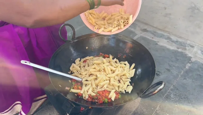 Add the steamed pasta to the pan with the fried vegetables. Fry for 1-2 minutes to combine.