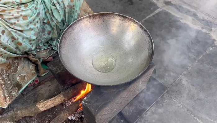 Wash the Gilkyach thoroughly. Remove the ends and cut into rounds.