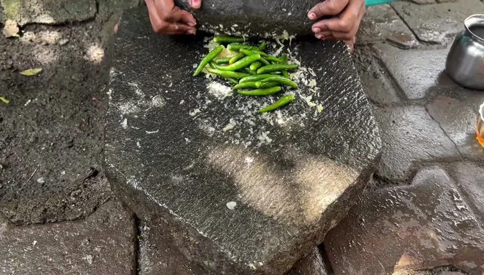 Prepare a paste of green garlic and green chilies.