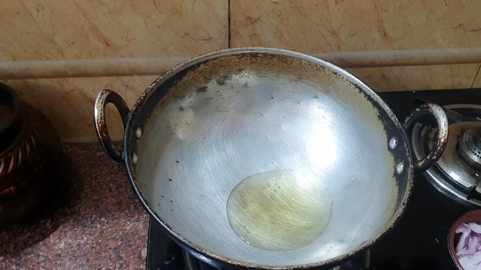Heat oil in a pan. Add cumin seeds and let them fry. Add minced garlic and grated ginger for aroma.
