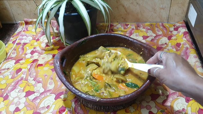 Gather and prepare vegetables: Chop all vegetables (drumsticks, mung beans, carrot, cowpea, eggplant, tomatoes, fenugreek, bell peppers). Soak tamarind in water.