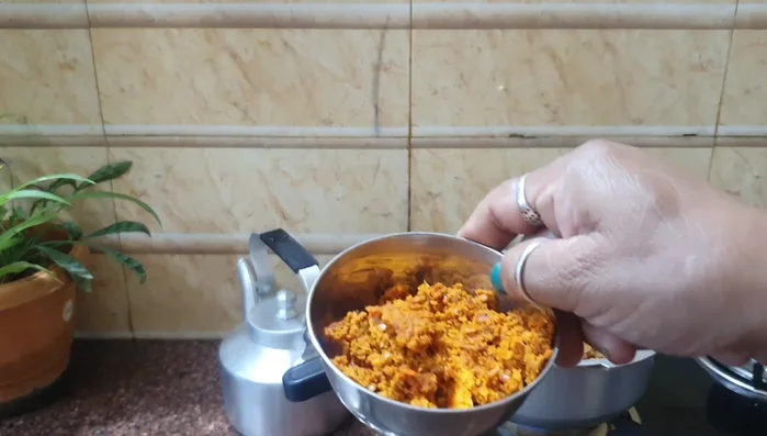 Grind the spice paste.