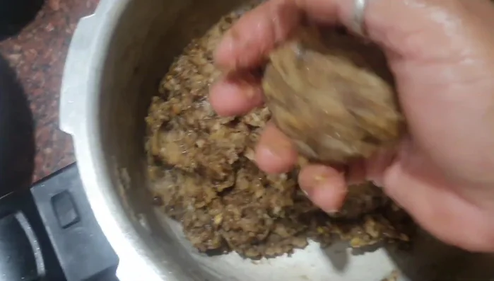 Roll the mixture into small balls.