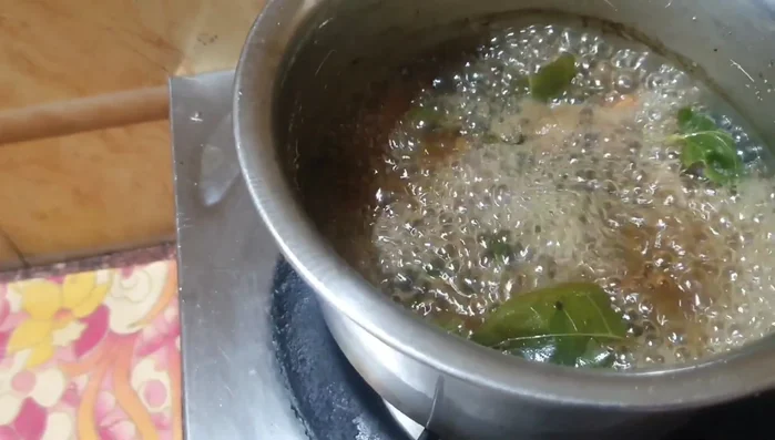 Turn off the stove and let the decoction cool before drinking.