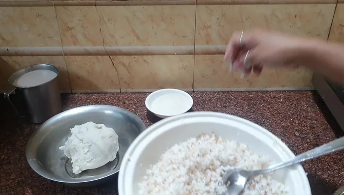 Prepare the filling: Mix the fried coconut mixture, sugar, and roasted sesame seeds.