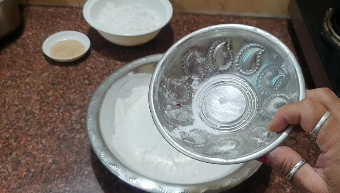 Take a cup of green rice flour. Add boiling water (1.5 cups per cup of flour) with a teaspoon of salt. Mix well. Let the dough cool slightly.