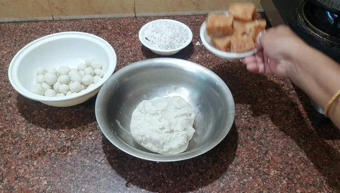 For the milk kozhukatta, prepare a similar dough. Prepare milk filling: Grate coconut and squeeze out the milk. Mix with jaggery (dissolved in water and strained), boil until thickened and add cardamom powder.