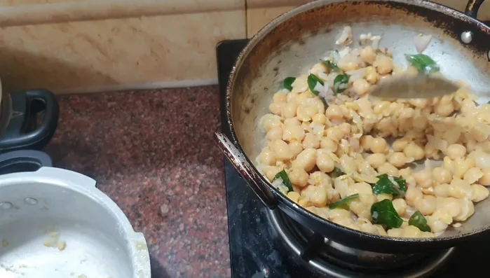Add the spice paste to the peanuts, mix well and cook (209.36).