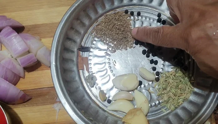 Prepare the spice base: Fry pepper, cumin, fennel, garlic, and ginger in oil (45.84).
