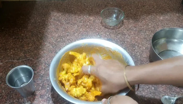 Let the cauliflower marinate in the masala for 10 minutes.