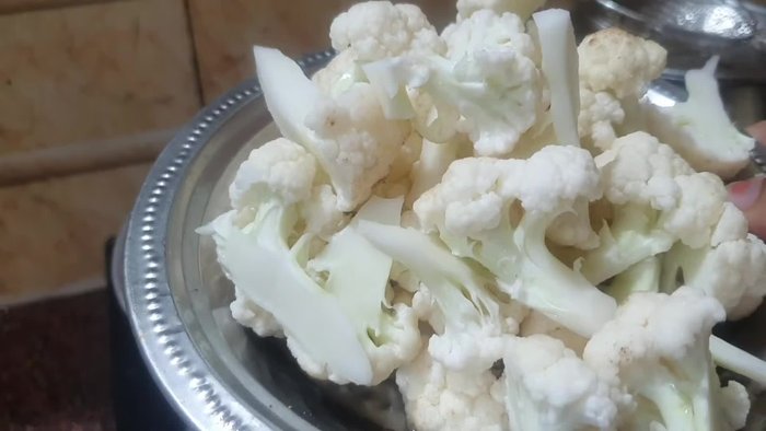 Cut 200g of cauliflower into florets.