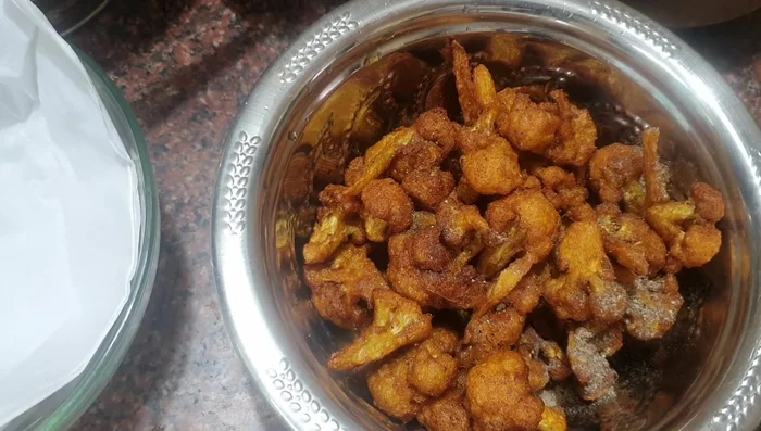Garnish with pepper powder and coriander leaves.