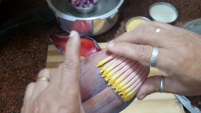 Clean the banana flower, removing the plastic-like part and the nerve. Cut the cleaned flower into pieces.