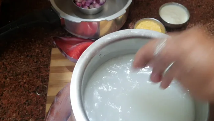 Soak the cut banana flower in rice washing water with a little salt and yogurt to remove bitterness.