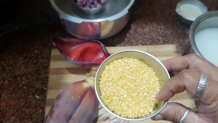 Cook 50g of small lentils in a cooker until done.