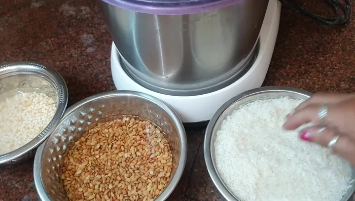 Soak 4 cups of rice and 1 cup of dal (along with 1 teaspoon of fenugreek seeds) separately.