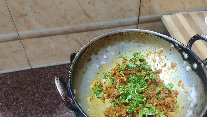 Add coriander leaves and onion leaves (optional).