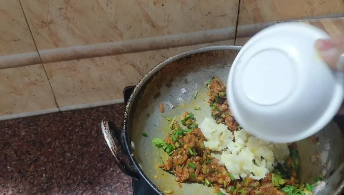 Add the mashed chicken and potato mixture to the masala. Mix thoroughly.