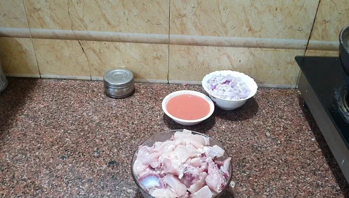 Add 1 kg of chicken.