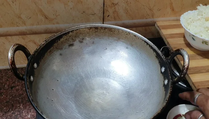 Heat coconut oil in a pan. Add mustard and cumin seeds, allowing the mustard to splutter.