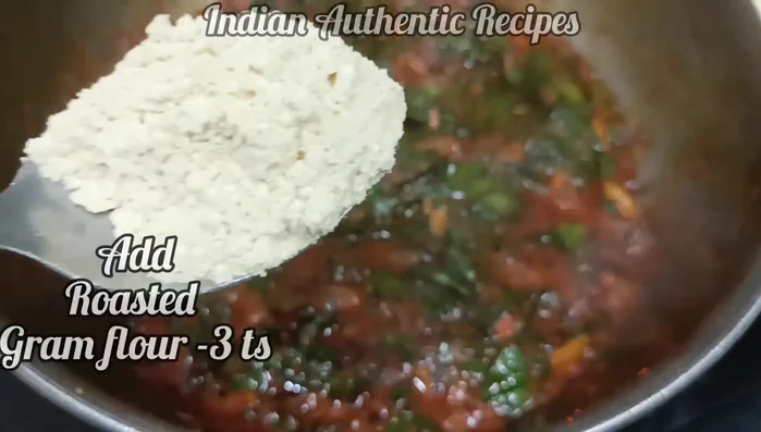 Once the spinach is cooked and the water has evaporated, add 3 tablespoons of groundnut flour and mix well.
