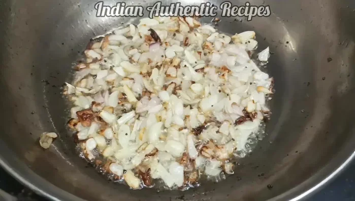 Add the garlic paste and fry well. Add the chili paste and fry until the green smell disappears, adding water to prevent sticking.