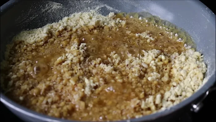 Add the dissolved jaggery and mix well until thickened. (137.239)