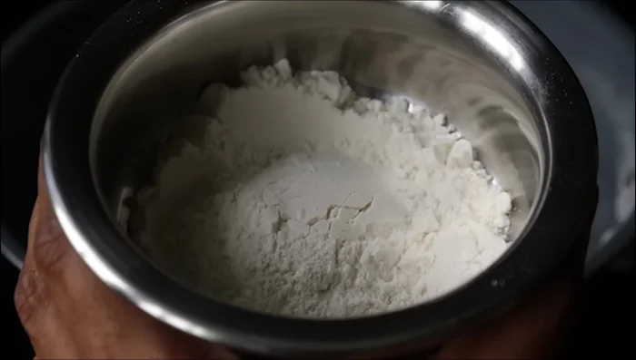 In a separate bowl, mix 2 tablespoons maida flour with ¼ cup water until smooth. (259.44)