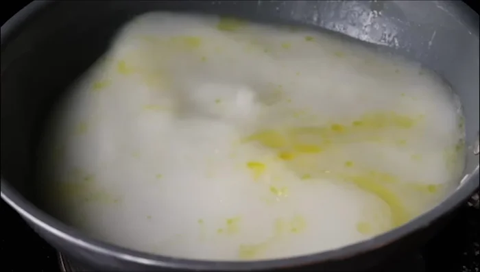 Add the maida mixture to the boiling rice flour mixture. Stir until thickened. (291.36)
