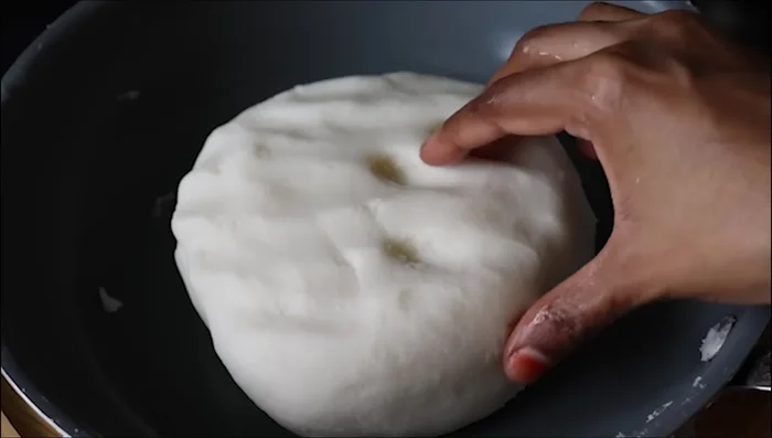 Knead the dough until soft. (370.919)