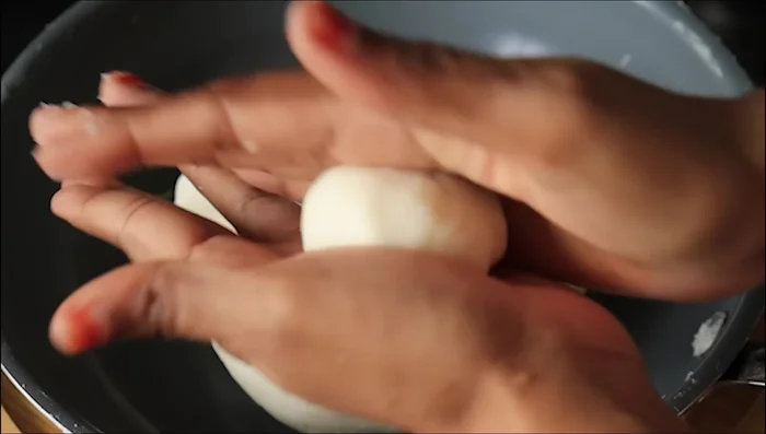 Make small balls of dough, flatten them, and place the filling in the center. (376.16)