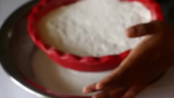 Prepare the fine powder for the batter.