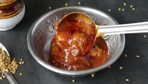 Spicy & Thick Fenugreek Soup (Vendhaya Kuzhambu)