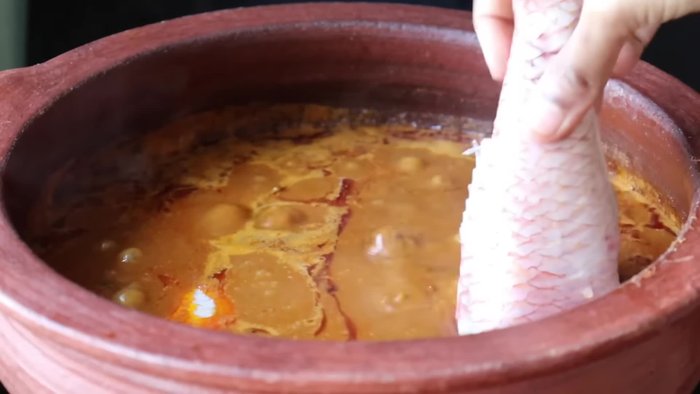 Heat coconut oil in a pot. Add curry leaves and sauté.