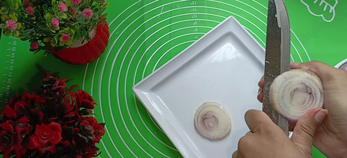 Chop the onions into rings. Keep the rings slightly thick, not too thin.