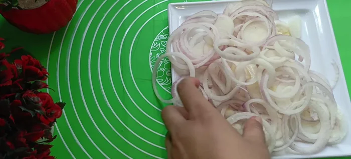 Separate the onion rings into strips.