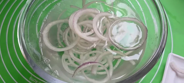 Soak the onion strips in cold water with ice for 15-20 minutes.