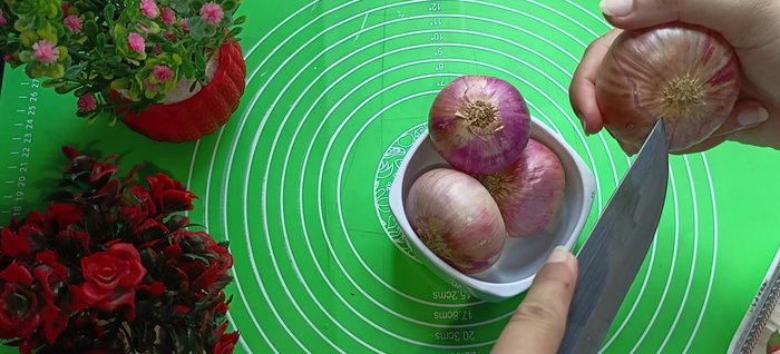 Peel the onions. Cut off the front and back lumps, then make a small slit to remove the thin upper peel. If the onion isn't neat, remove a thicker layer.