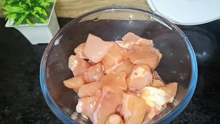 Marinate the chicken with salt and lemon juice for 10 minutes.