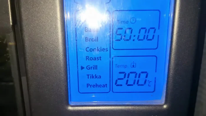 Preheat the OTG oven to 180°C (356°F). Select the "Tikka" mode and the convection function.