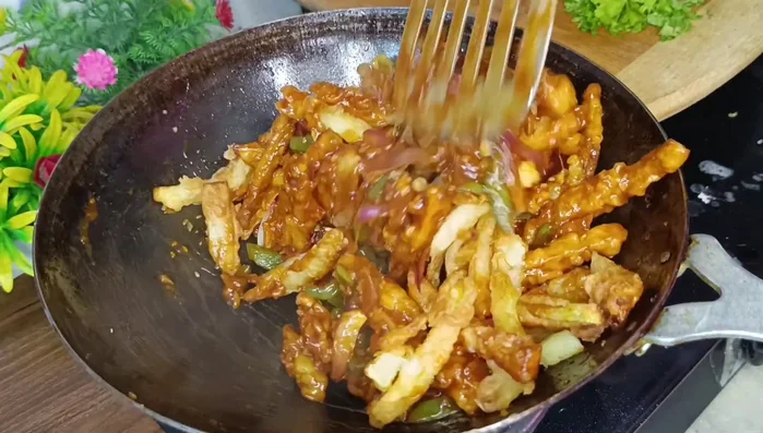 Add fried potatoes to the sauce, mixing gently and quickly over high heat.
