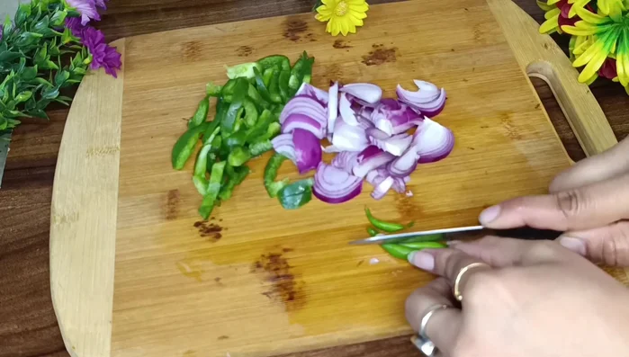Cut 2-3 green chilies into small pieces.